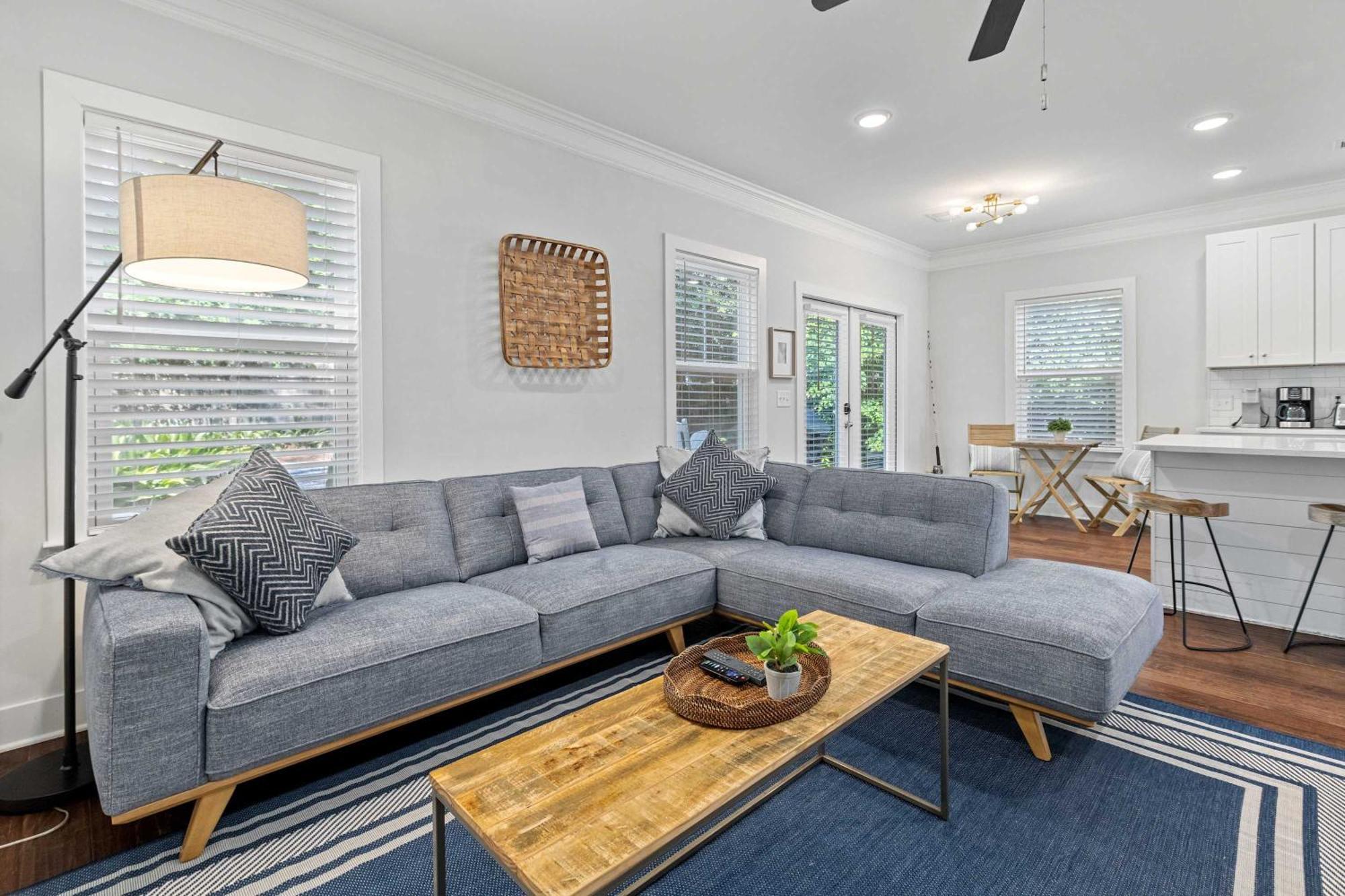 Spacious - 6 Mins To & Downtown Holiday home *