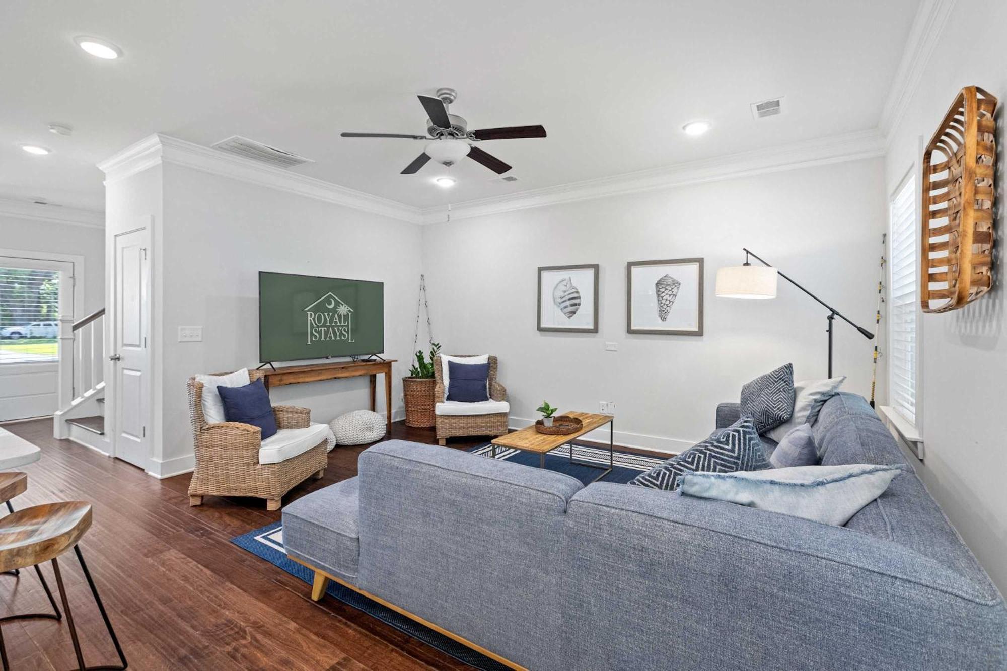 Spacious - 6 Mins To & Downtown Holiday home *