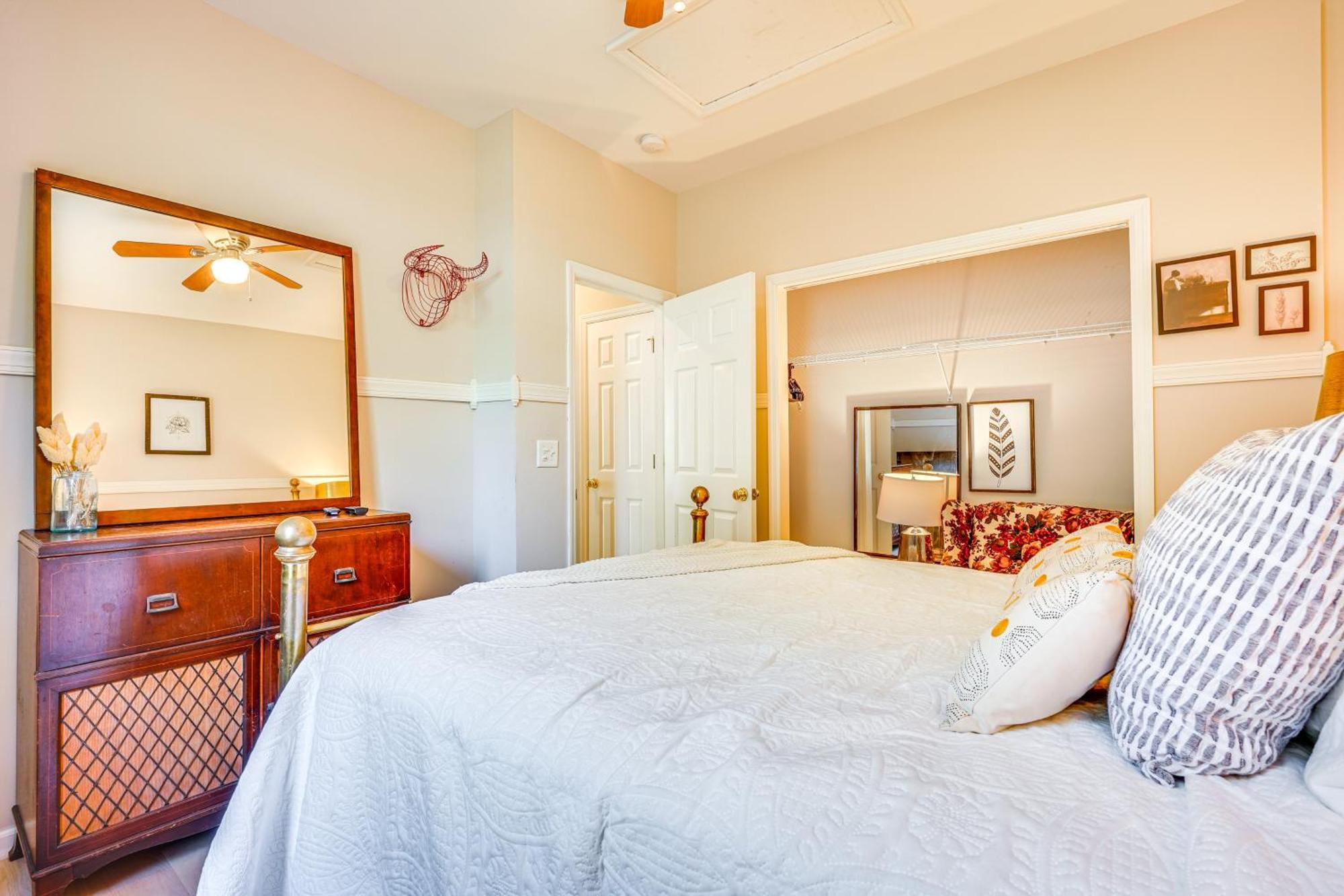 Pool, Porch And Parks North Family Home! Holiday home Charleston