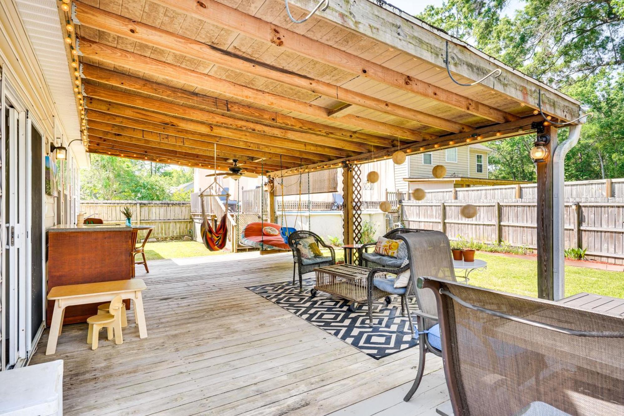 Pool, Porch And Parks North Family Home! Charleston
