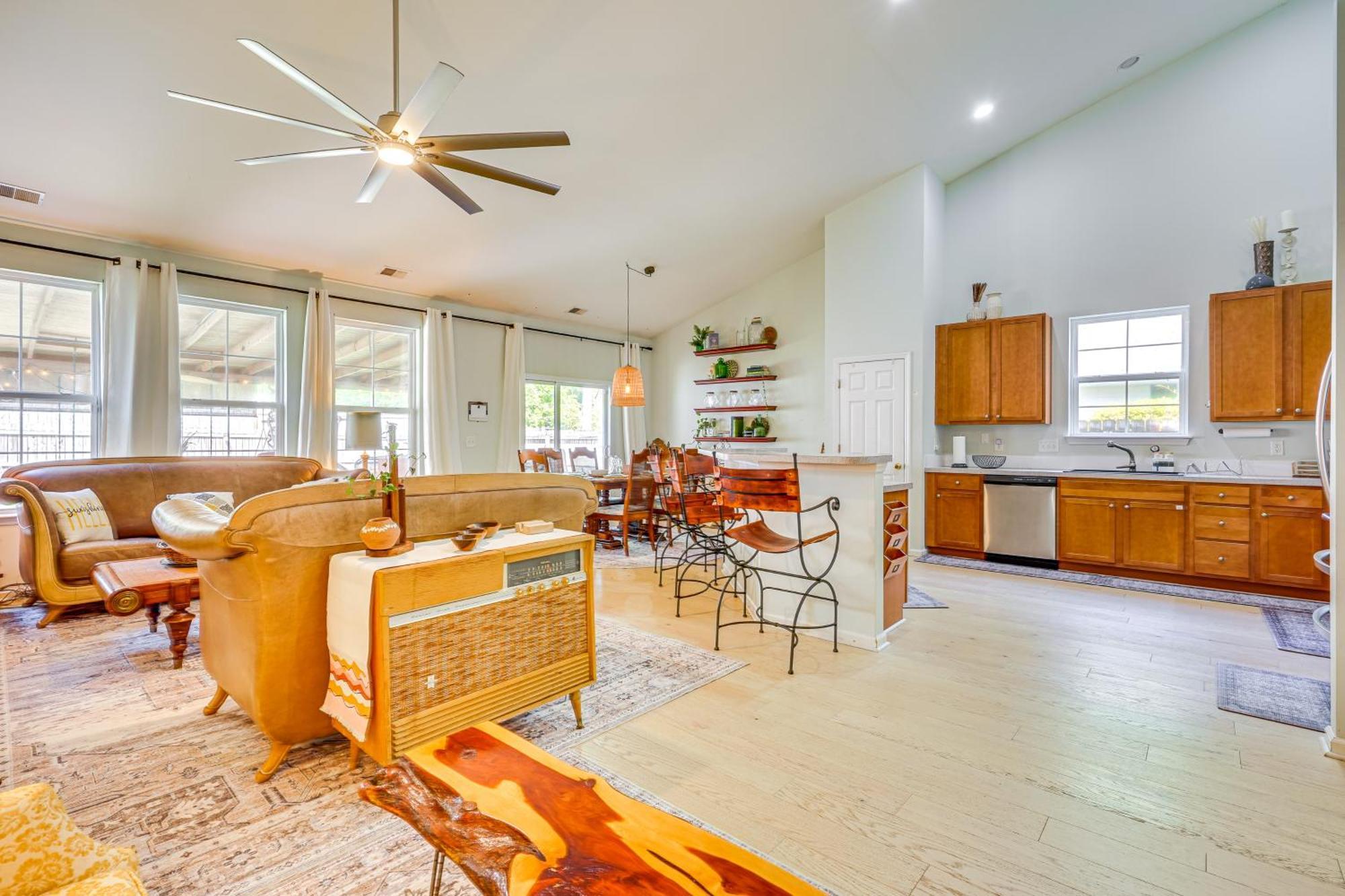 Pool, Porch And Parks North Family Home! Charleston