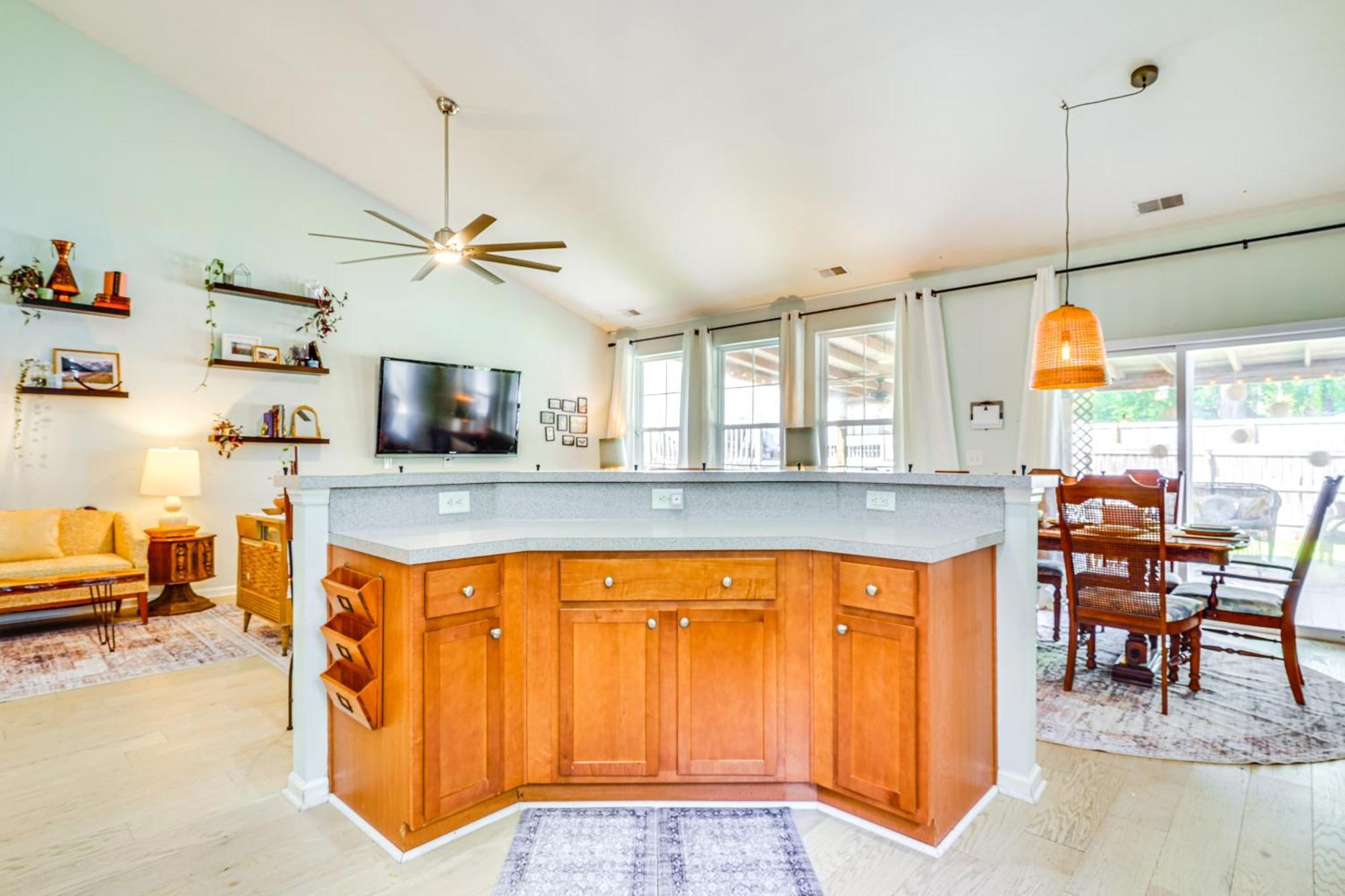 Pool, Porch And Parks North Family Home! * Charleston