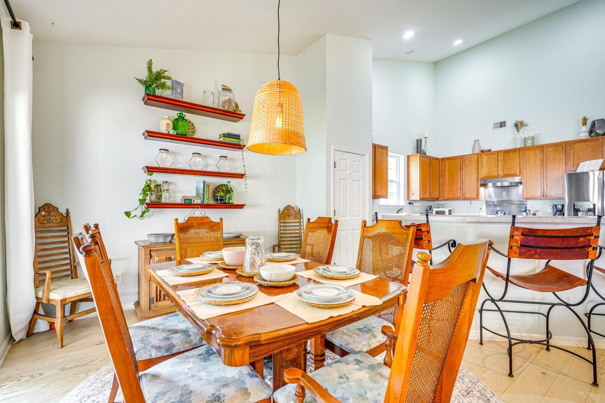 Pool, Porch And Parks North Family Home! Holiday home Charleston
