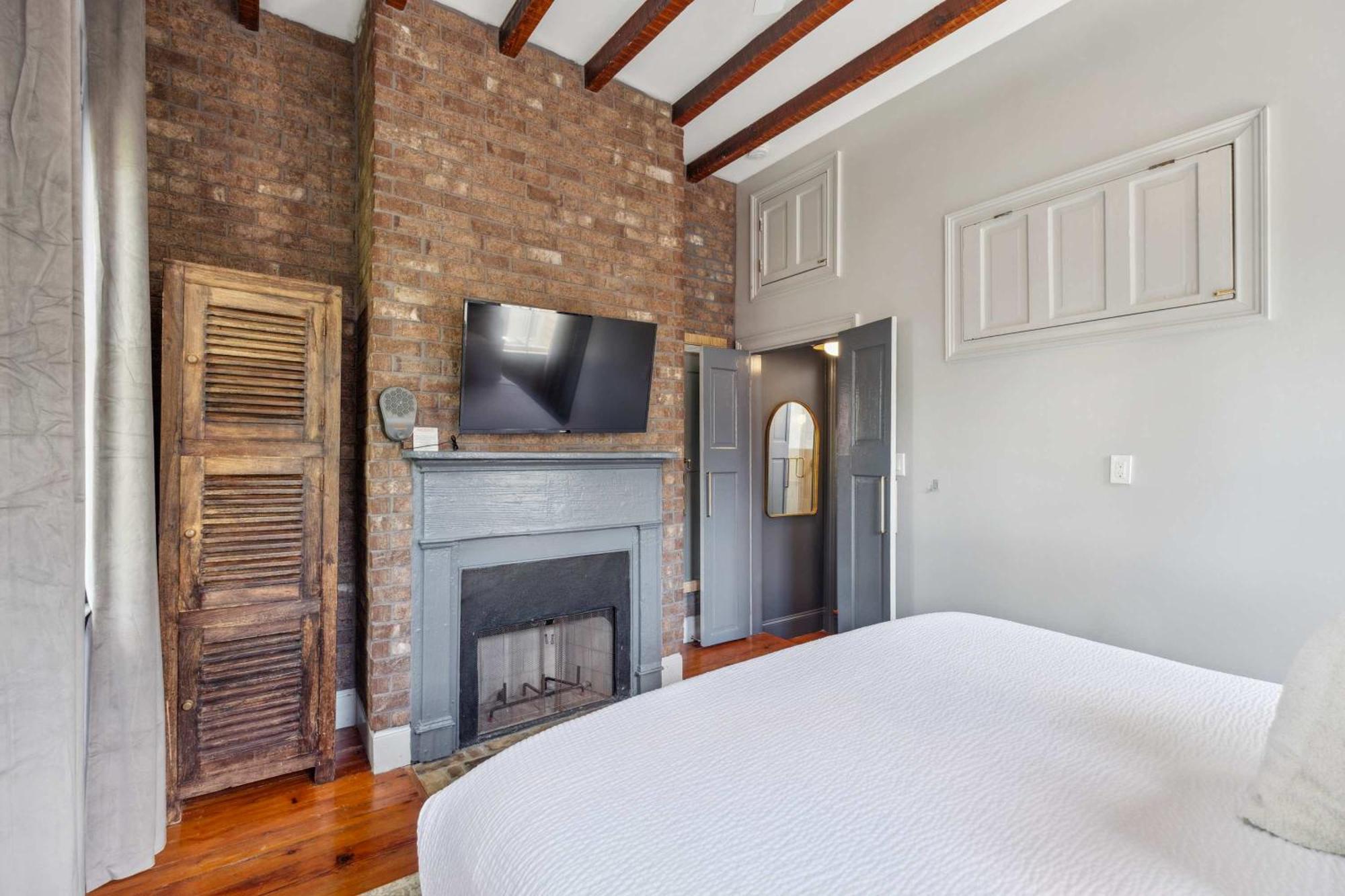 Beautiful Renovated One Block From King Apartment *