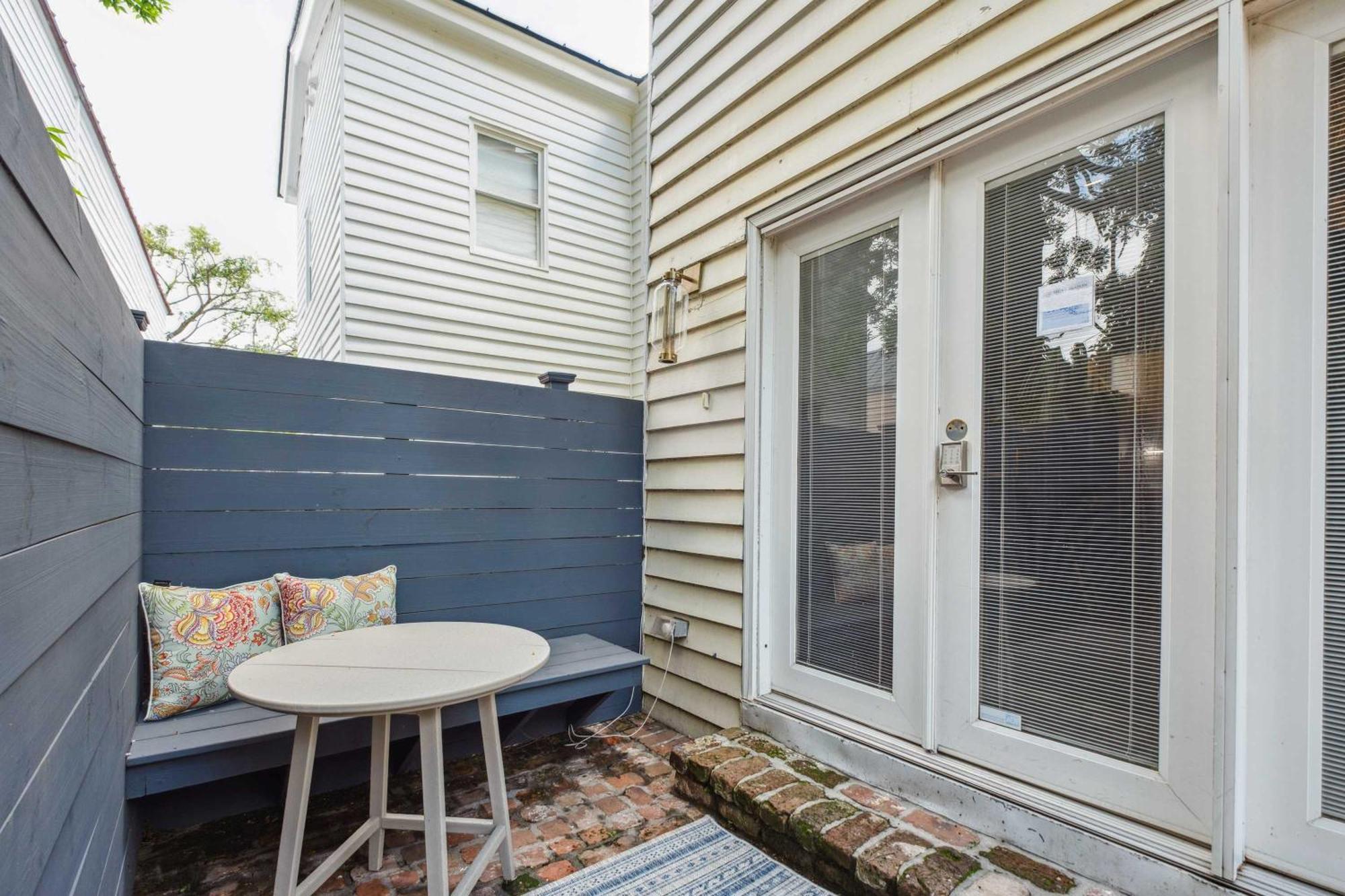 Beautiful Renovated One Block From King Apartment Charleston