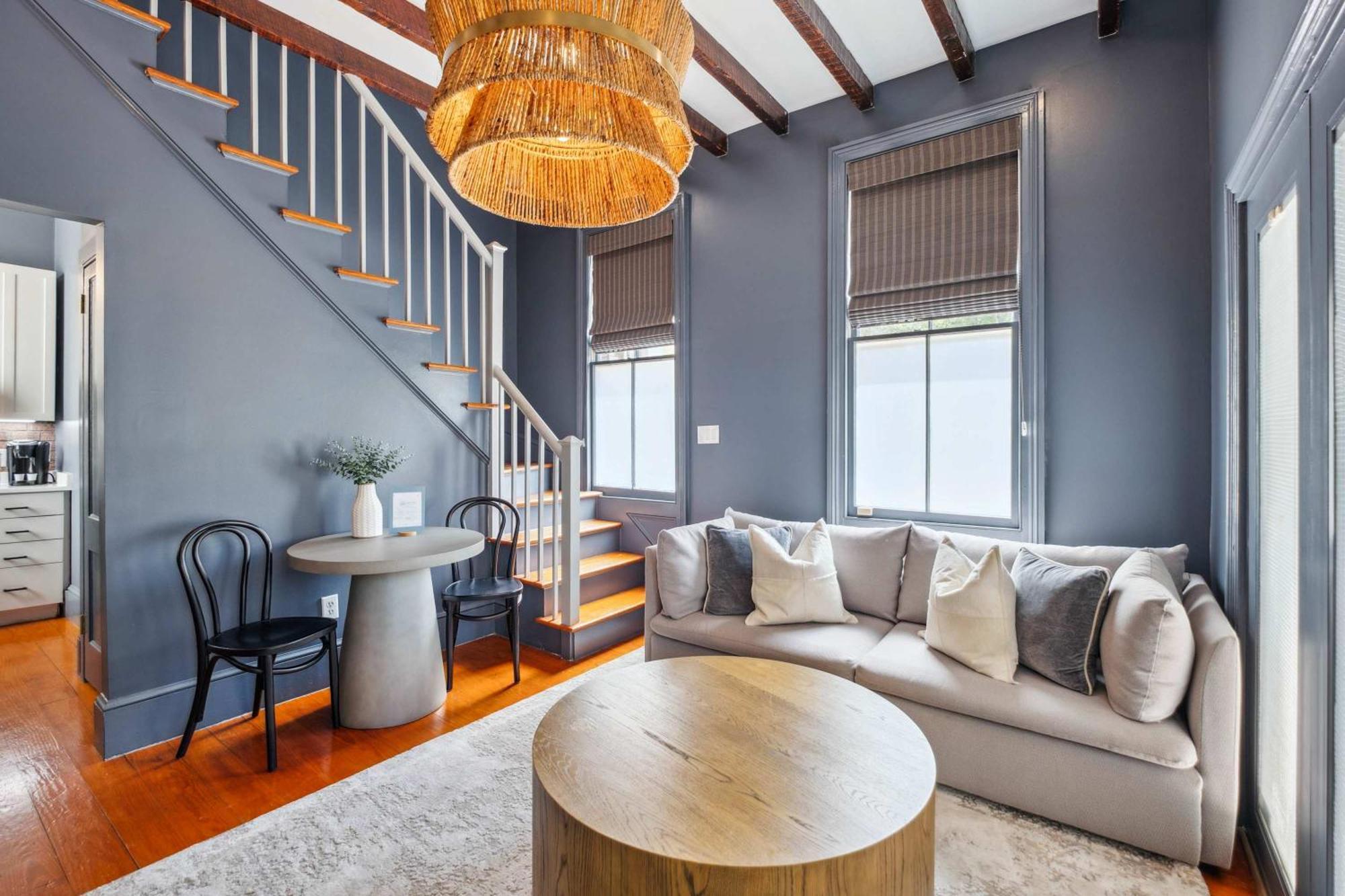 Beautiful Renovated One Block From King *