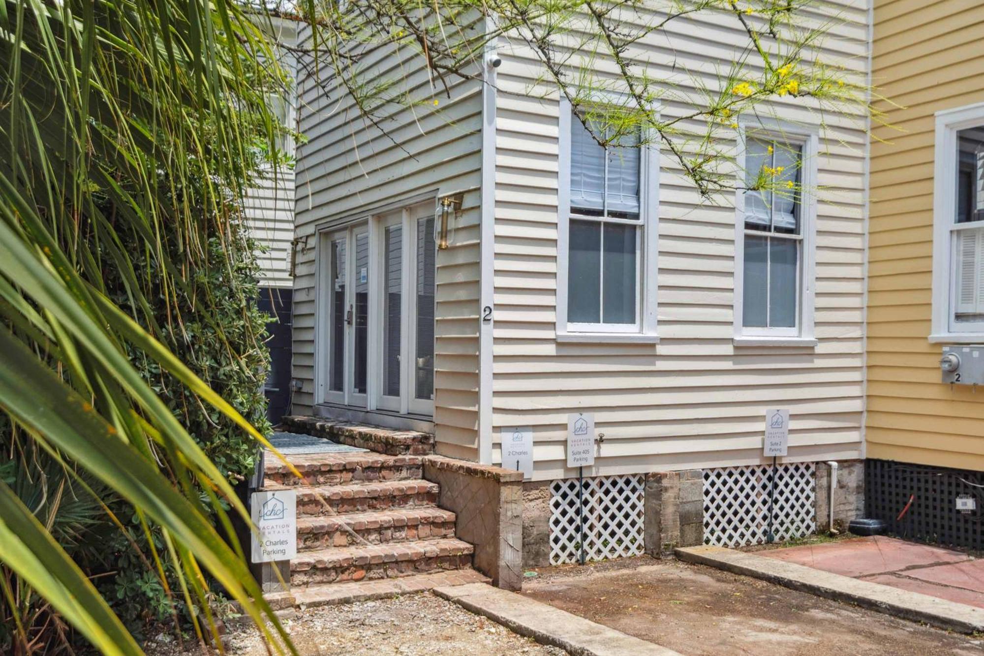 Beautiful Renovated One Block From King Charleston