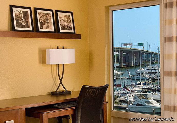 Courtyard Waterfront Hotel 3*