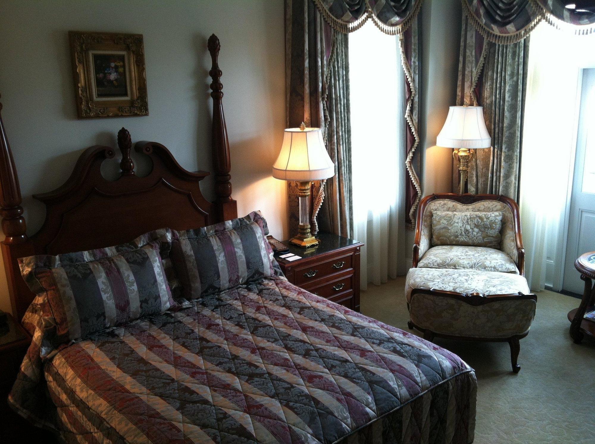 Market Pavilion 4*
