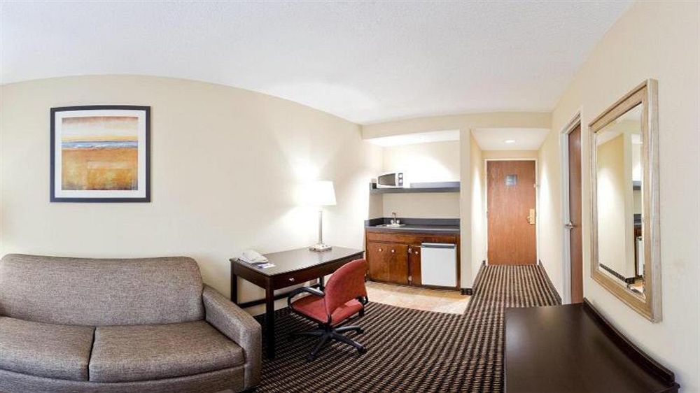 Express Us Highway 17 & I-526 By Ihg Hotel 2*