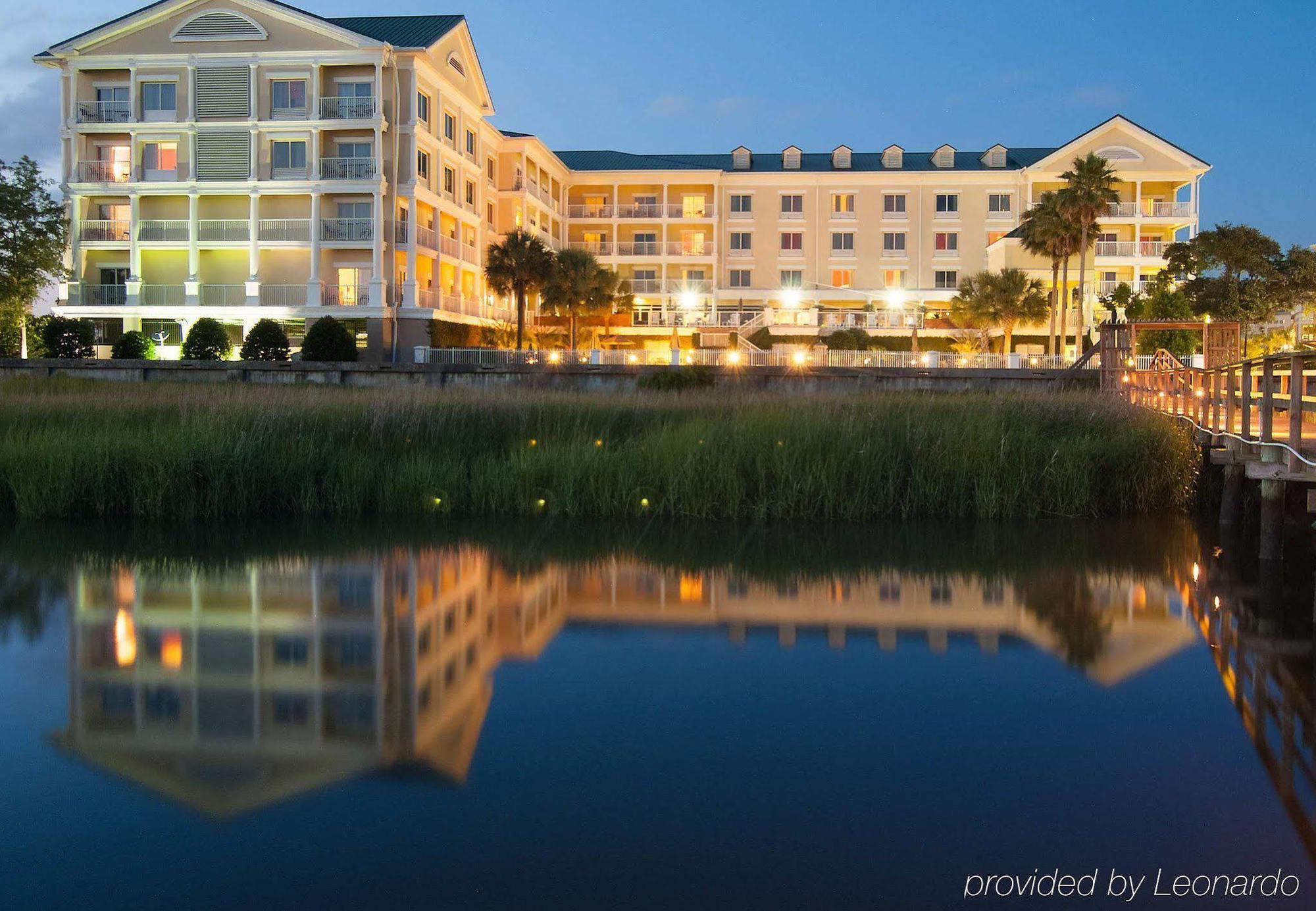 Courtyard Waterfront Hotel 3*