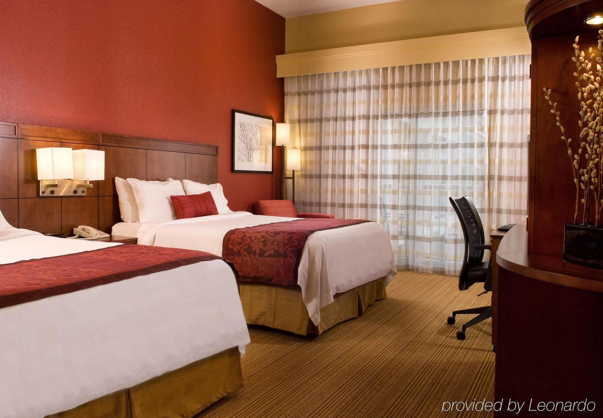 Hotel Courtyard Waterfront 3*