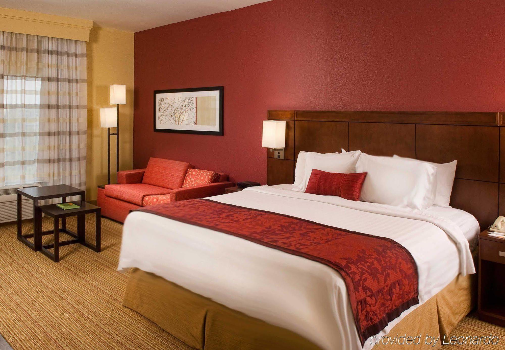 Courtyard Waterfront Hotel 3*