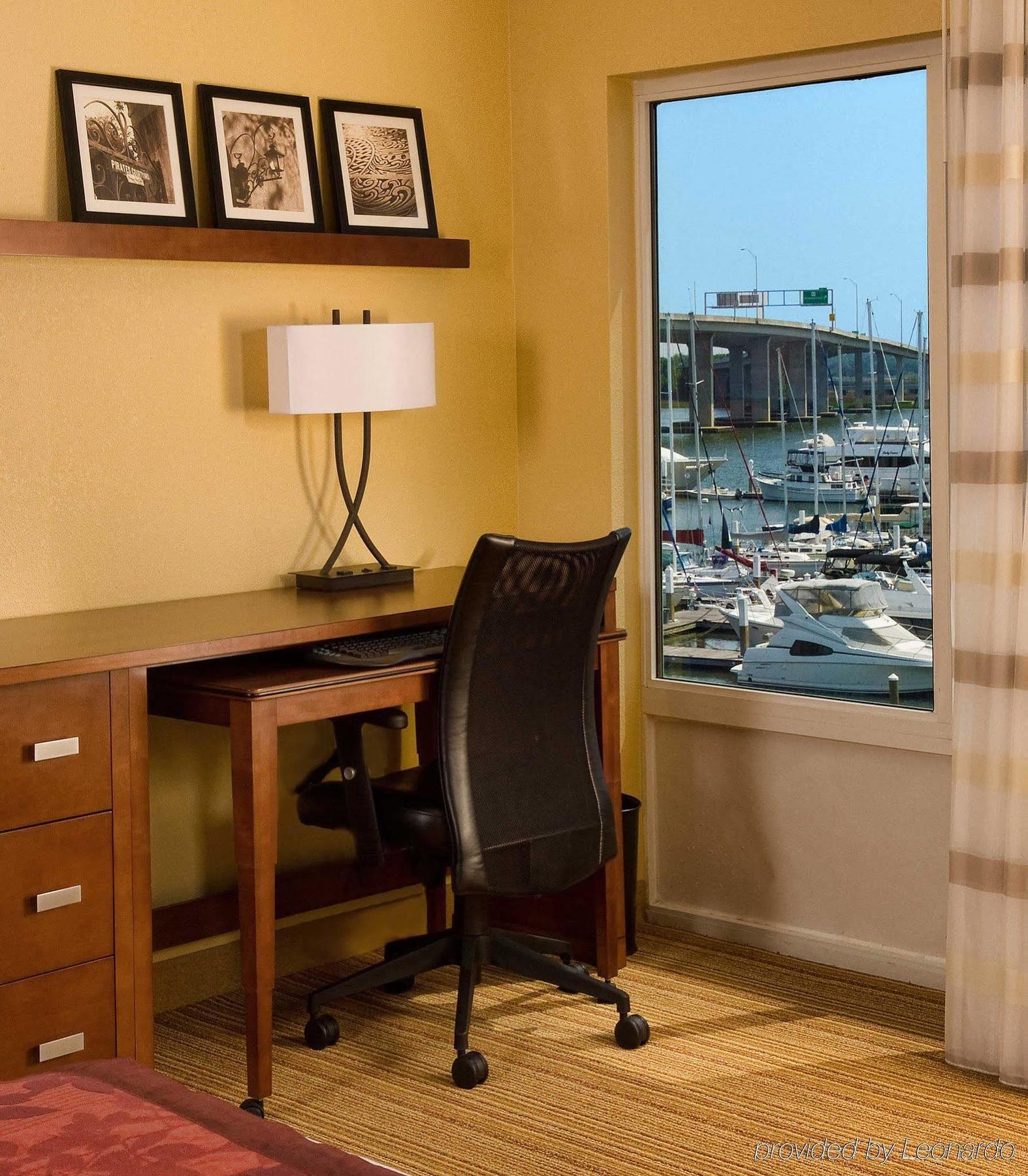 Courtyard Waterfront Hotel 3*