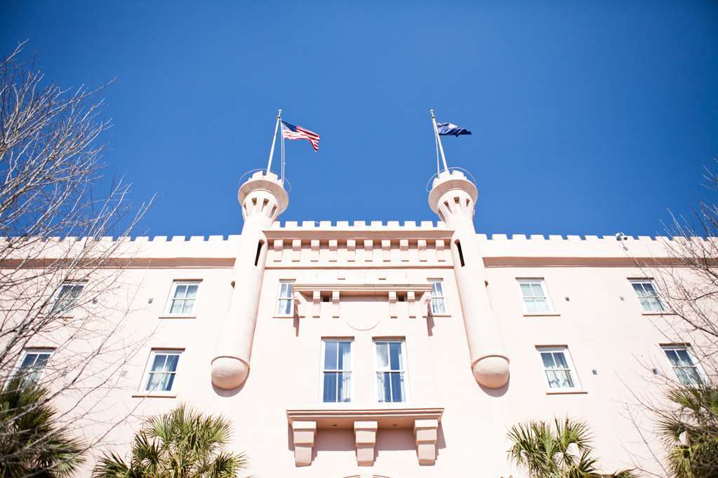 Embassy - Historic District Hotel
