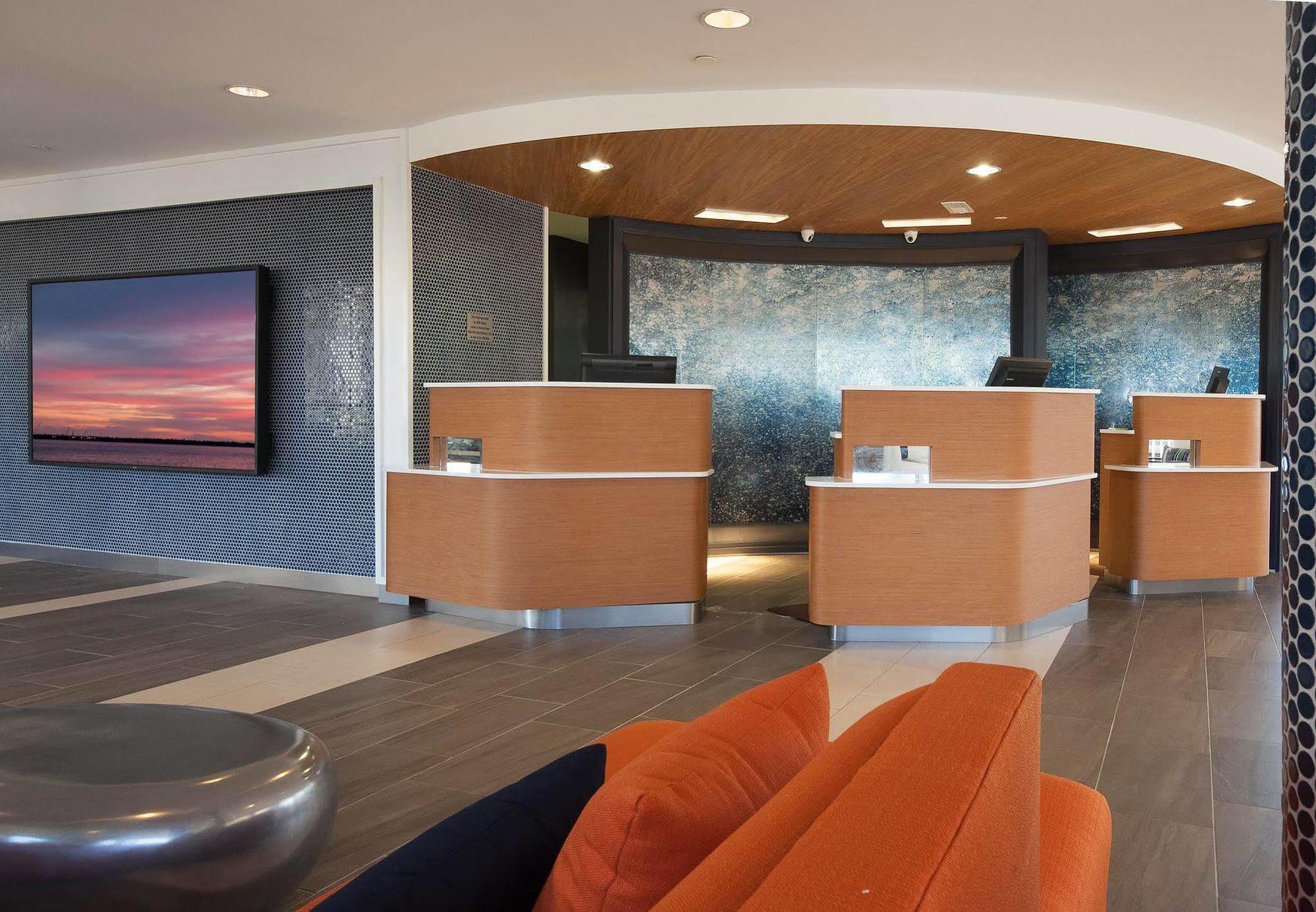 Hotel Courtyard Waterfront 3*