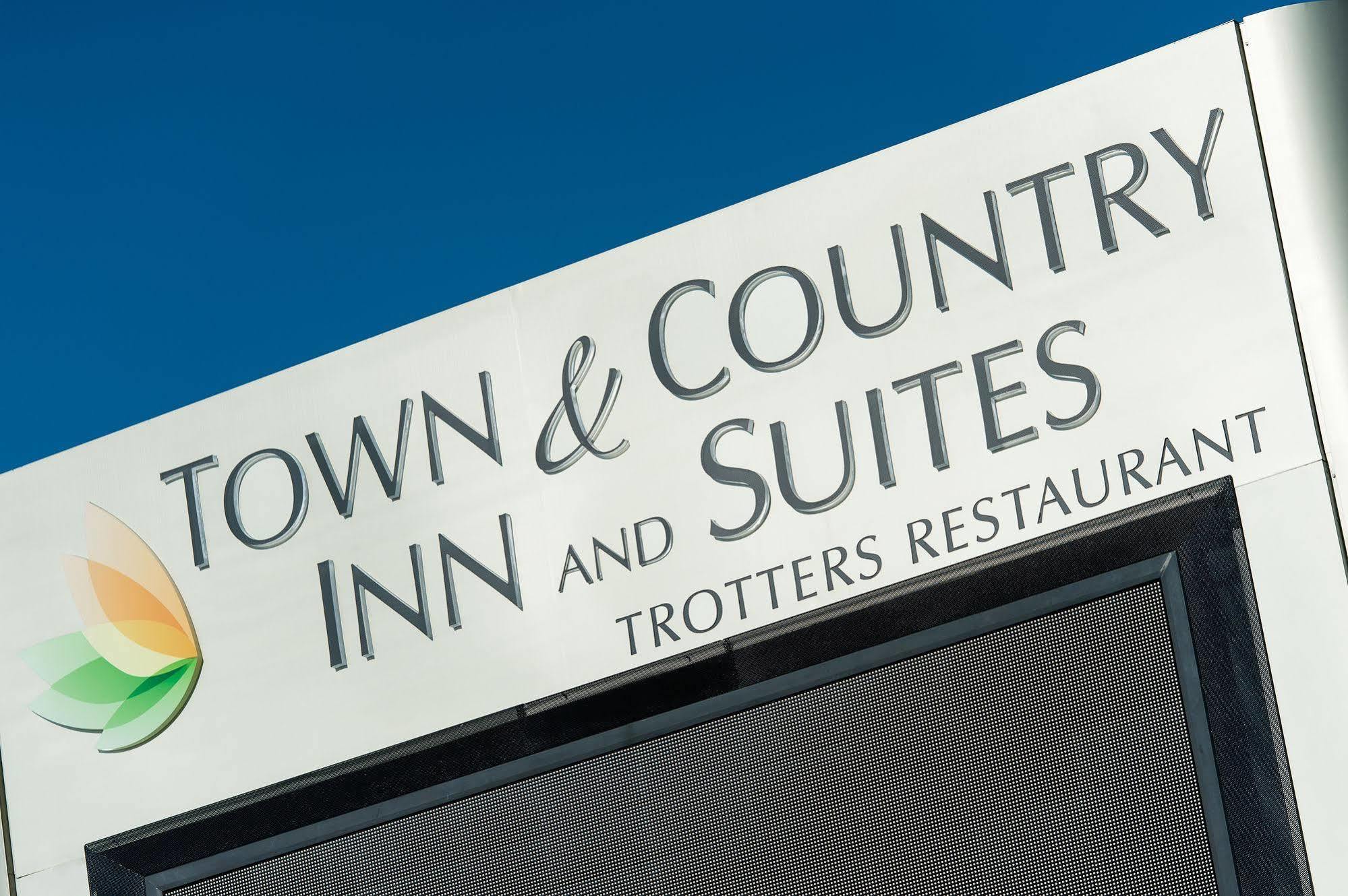 Town & Country And 3*