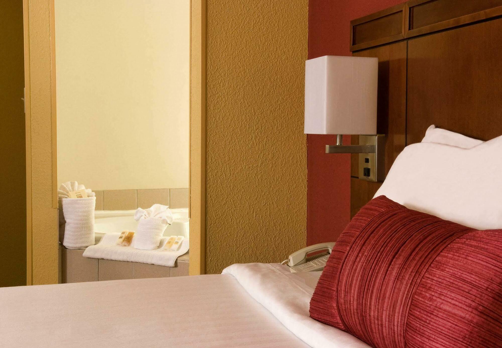 Hotel Courtyard Waterfront 3*