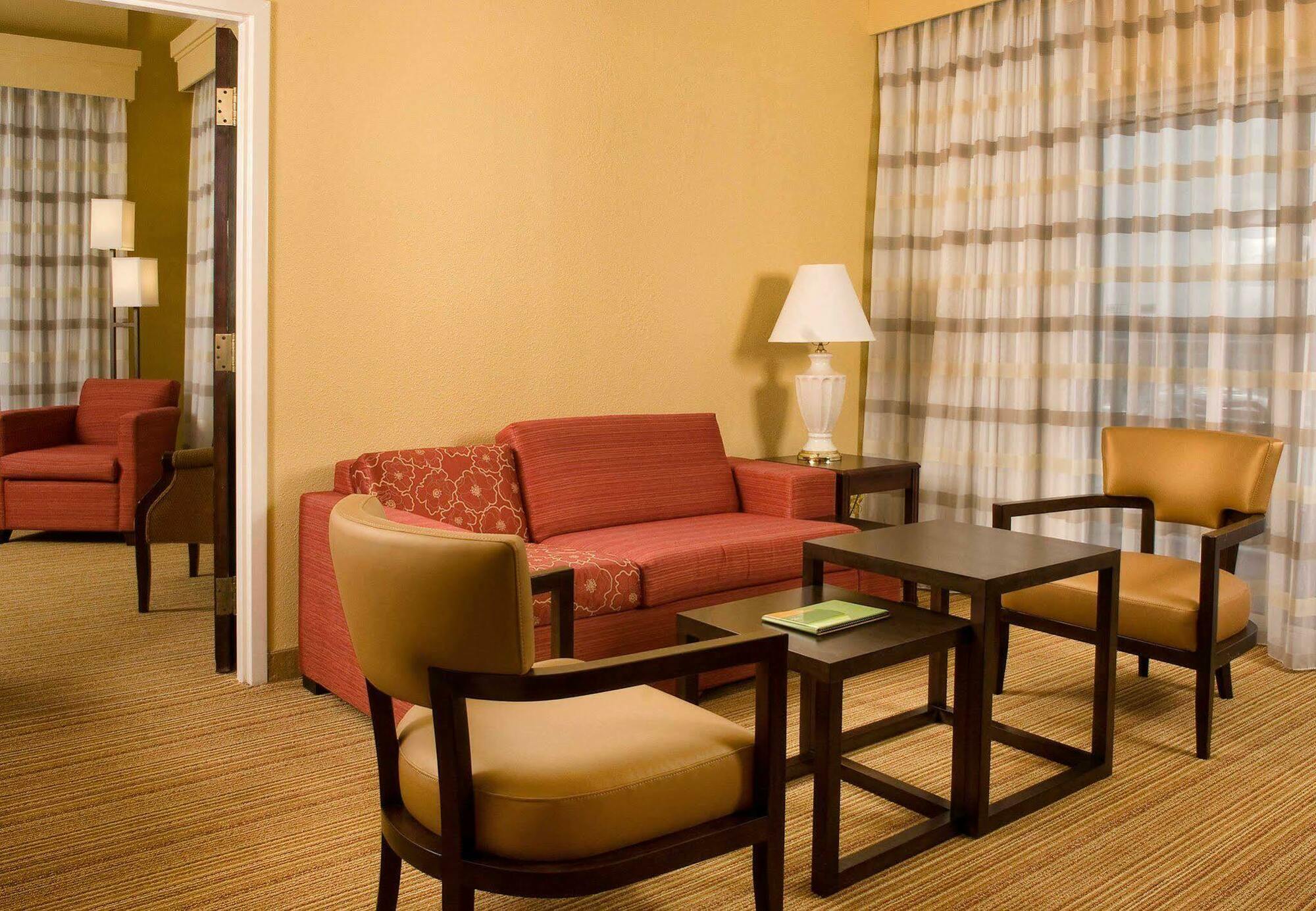Courtyard Waterfront Hotel