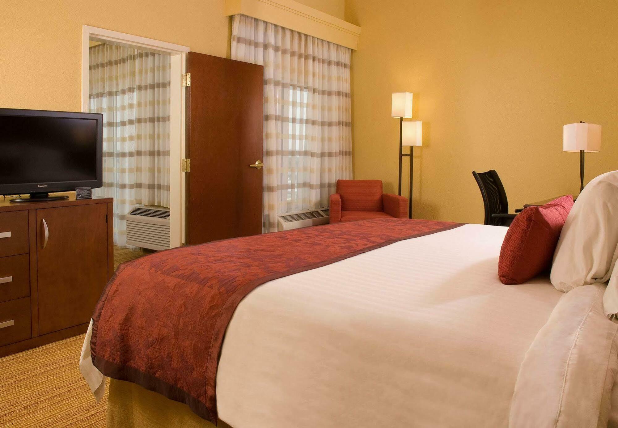 Courtyard Waterfront 3* Charleston