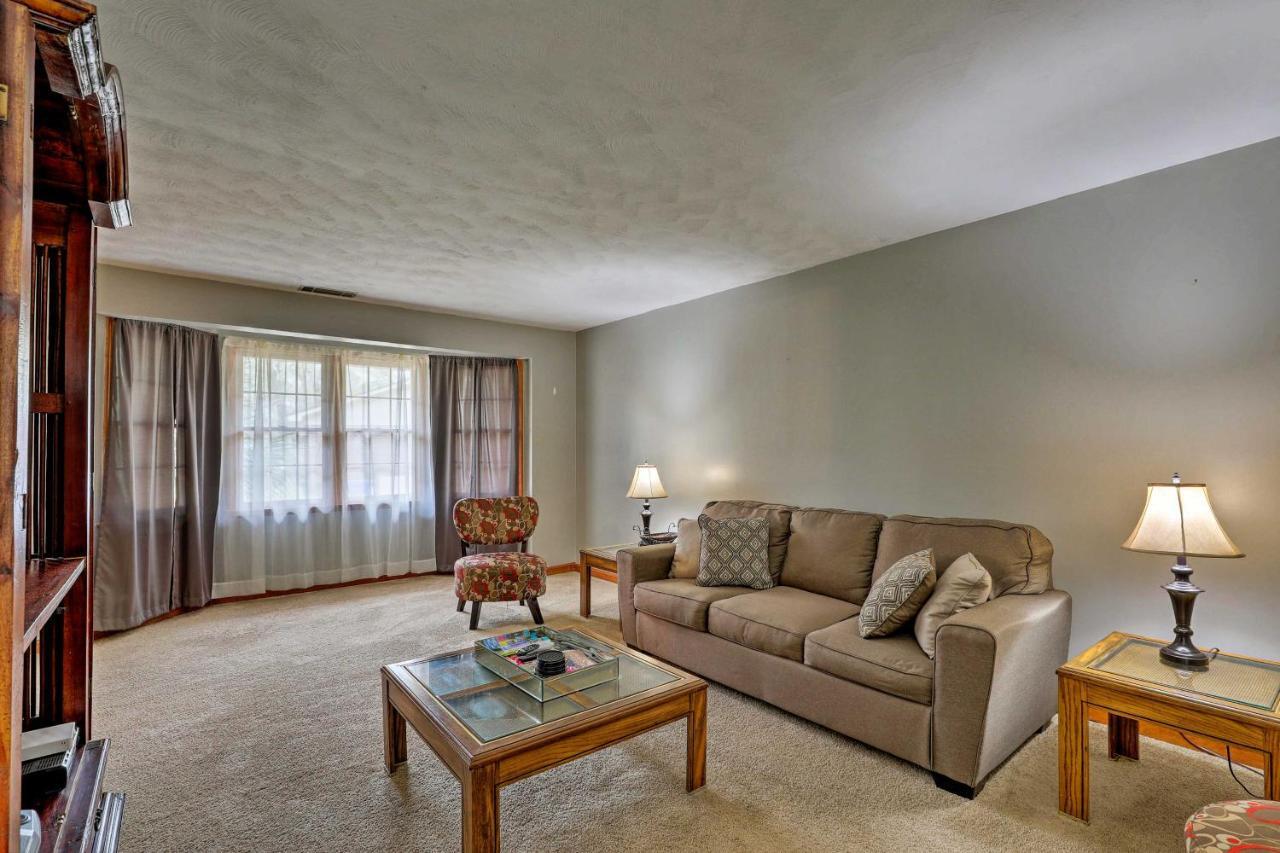 Mt Pleasant House With Screened Patio And Pool Table!