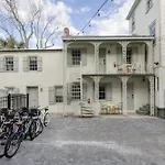 Historic B&B King Suite- Walk To King