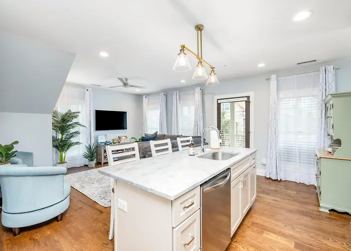 Private Balcony 2 Living Rooms 2 Blocks To King
