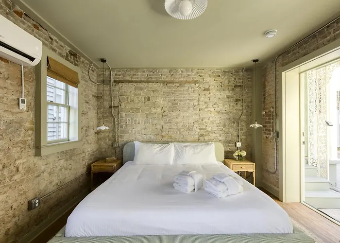 Historic B&B King Suite- Walk To King