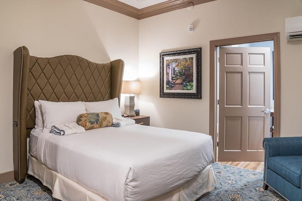 Andrew Pinckney Hotel