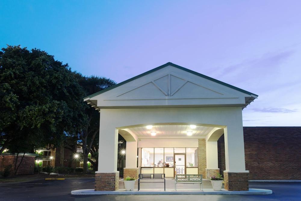 Hotel Days By Wyndham Mt Pleasant-charleston-patriots Point