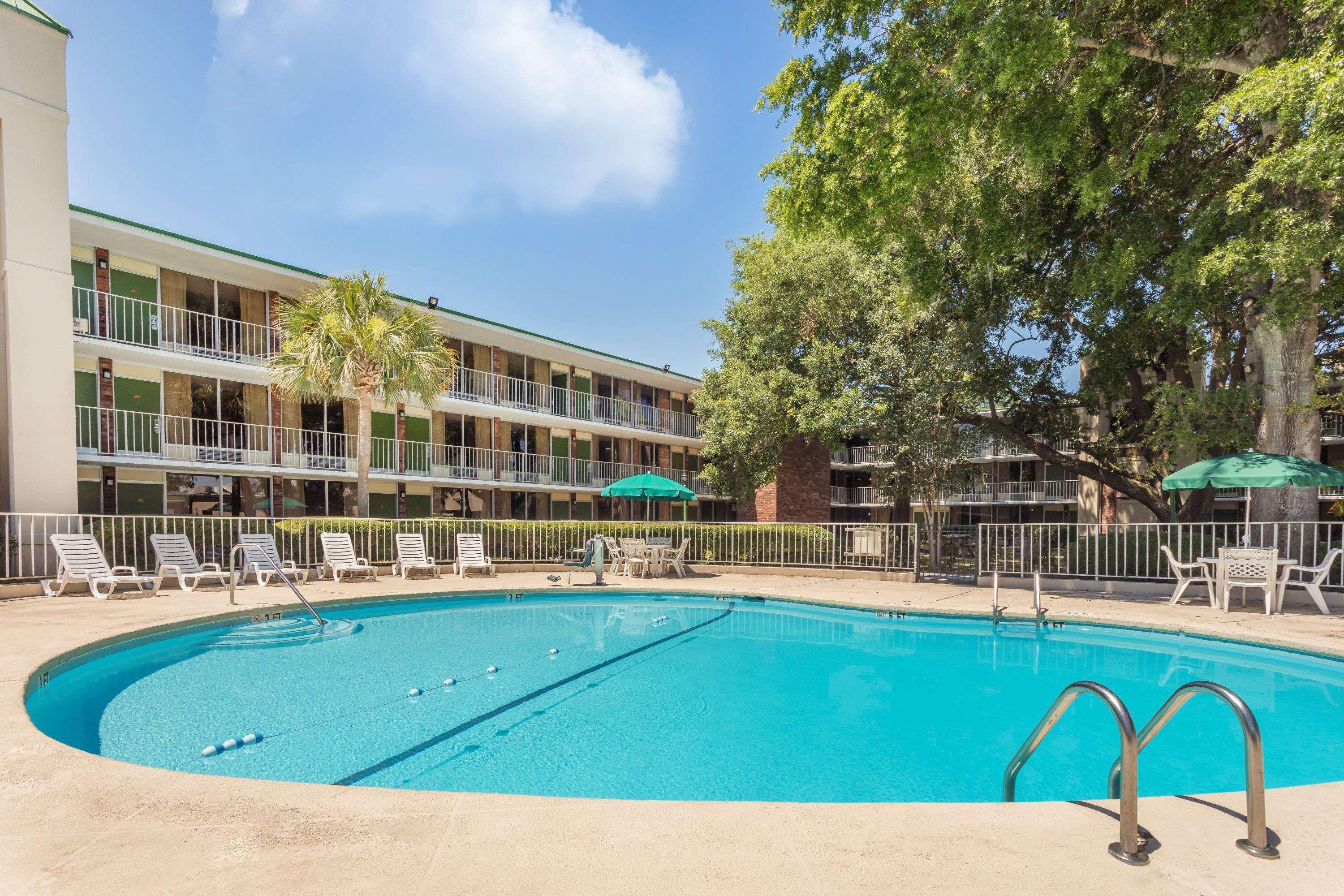 Days By Wyndham Mt Pleasant-charleston-patriots Point Hotel Charleston