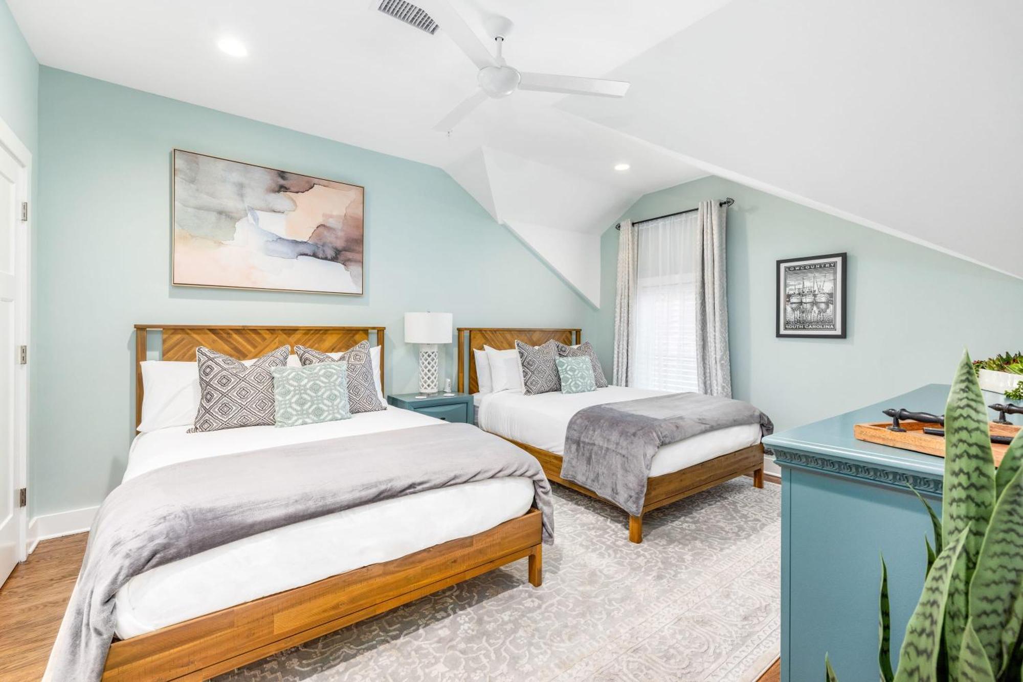 Private Balcony 2 Living 2 Blocks To King Holiday home Charleston