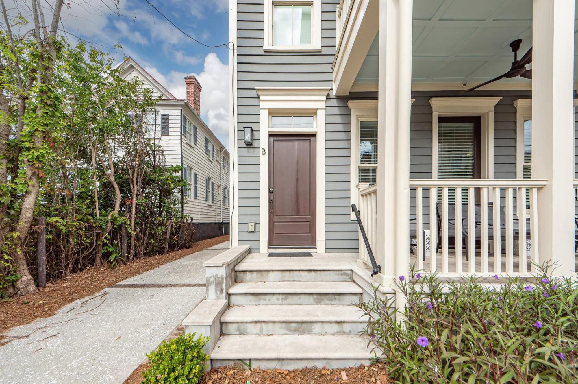 Private Balcony 2 Living 2 Blocks To King Holiday home Charleston