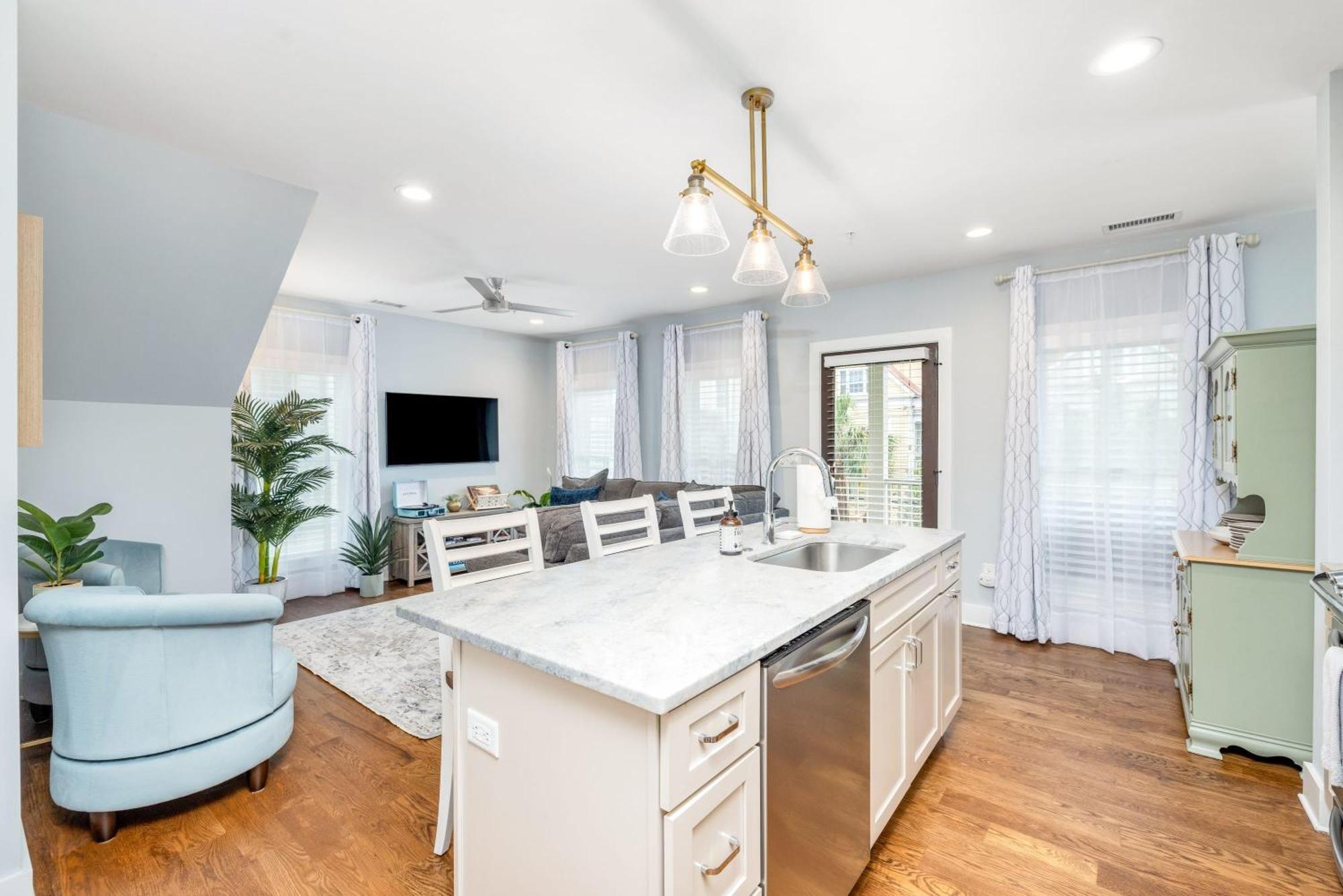 Private Balcony 2 Living 2 Blocks To King Holiday home *