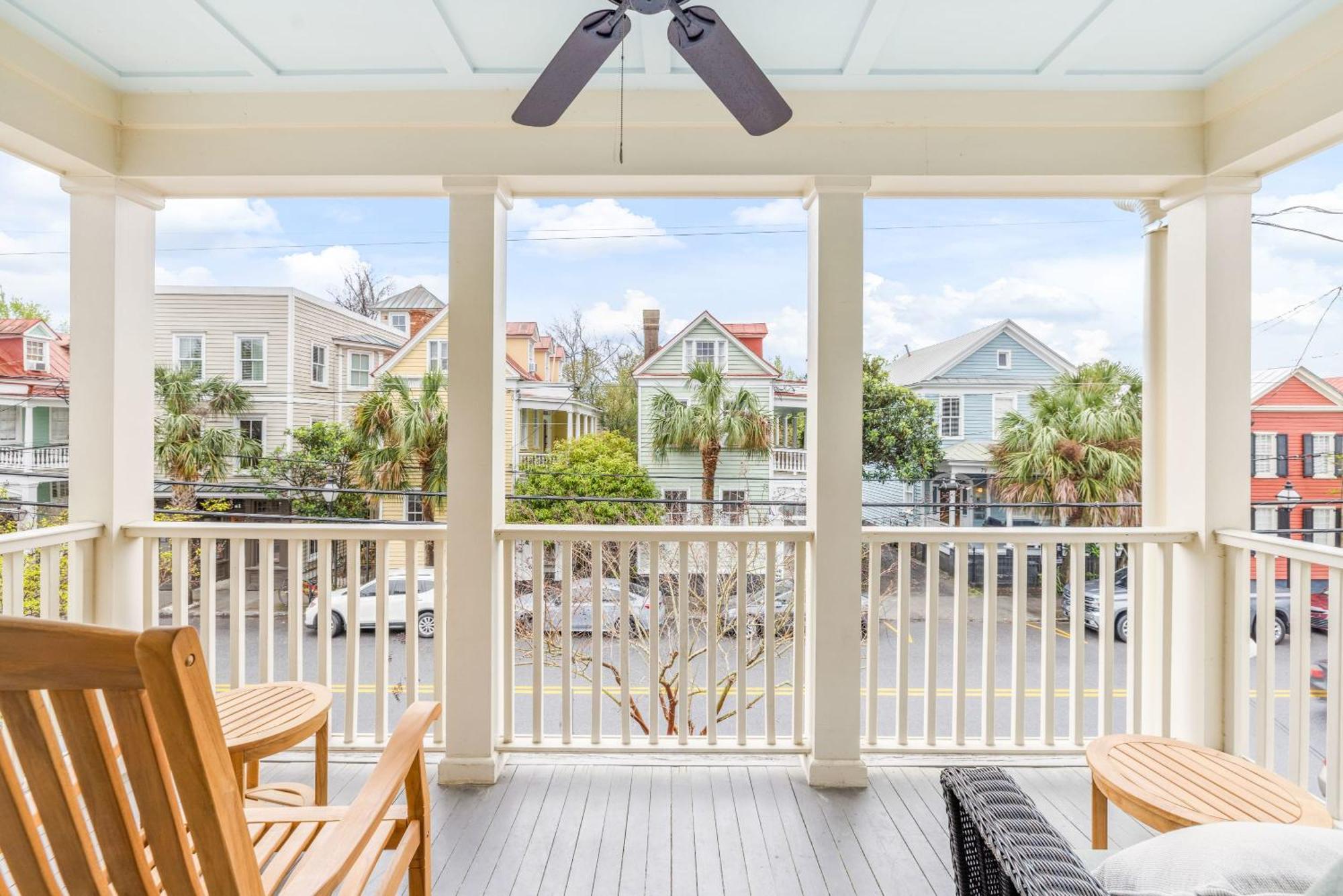 Private Balcony 2 Living 2 Blocks To King Holiday home *