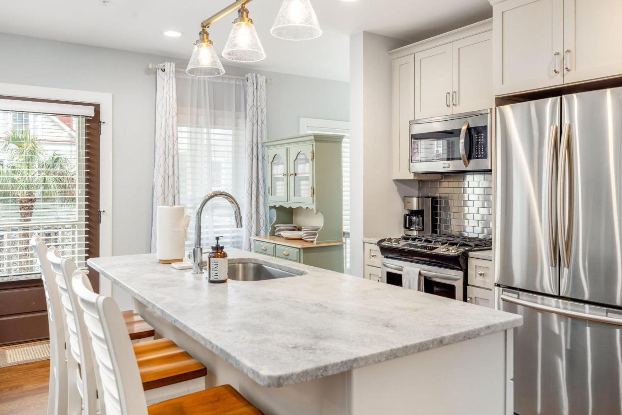 Private Balcony 2 Living 2 Blocks To King Holiday home Charleston