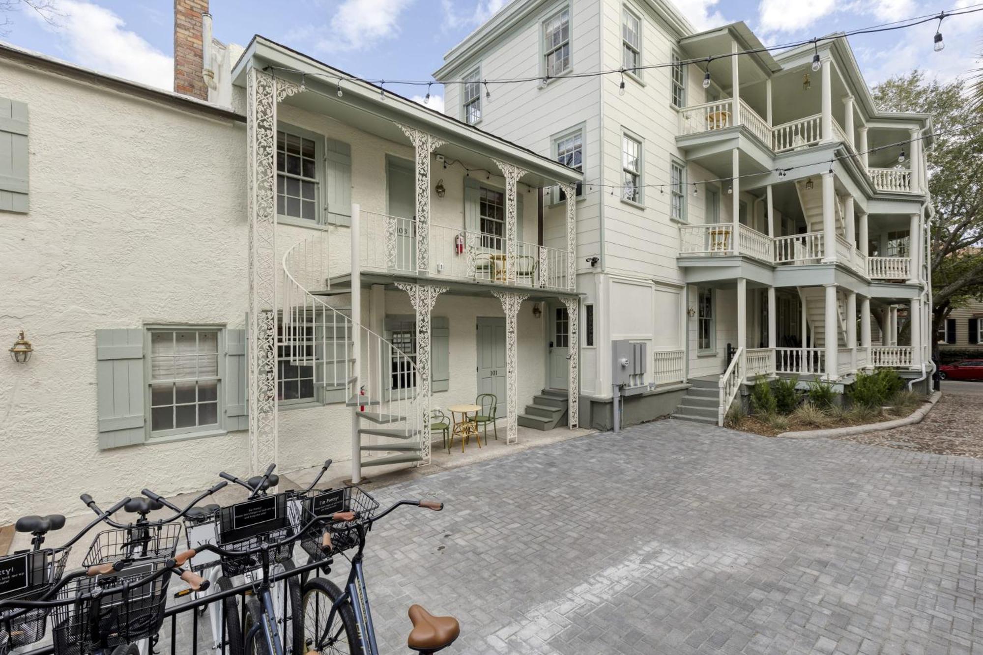 Historic King Suite- Walk To King Bed & Breakfast Charleston