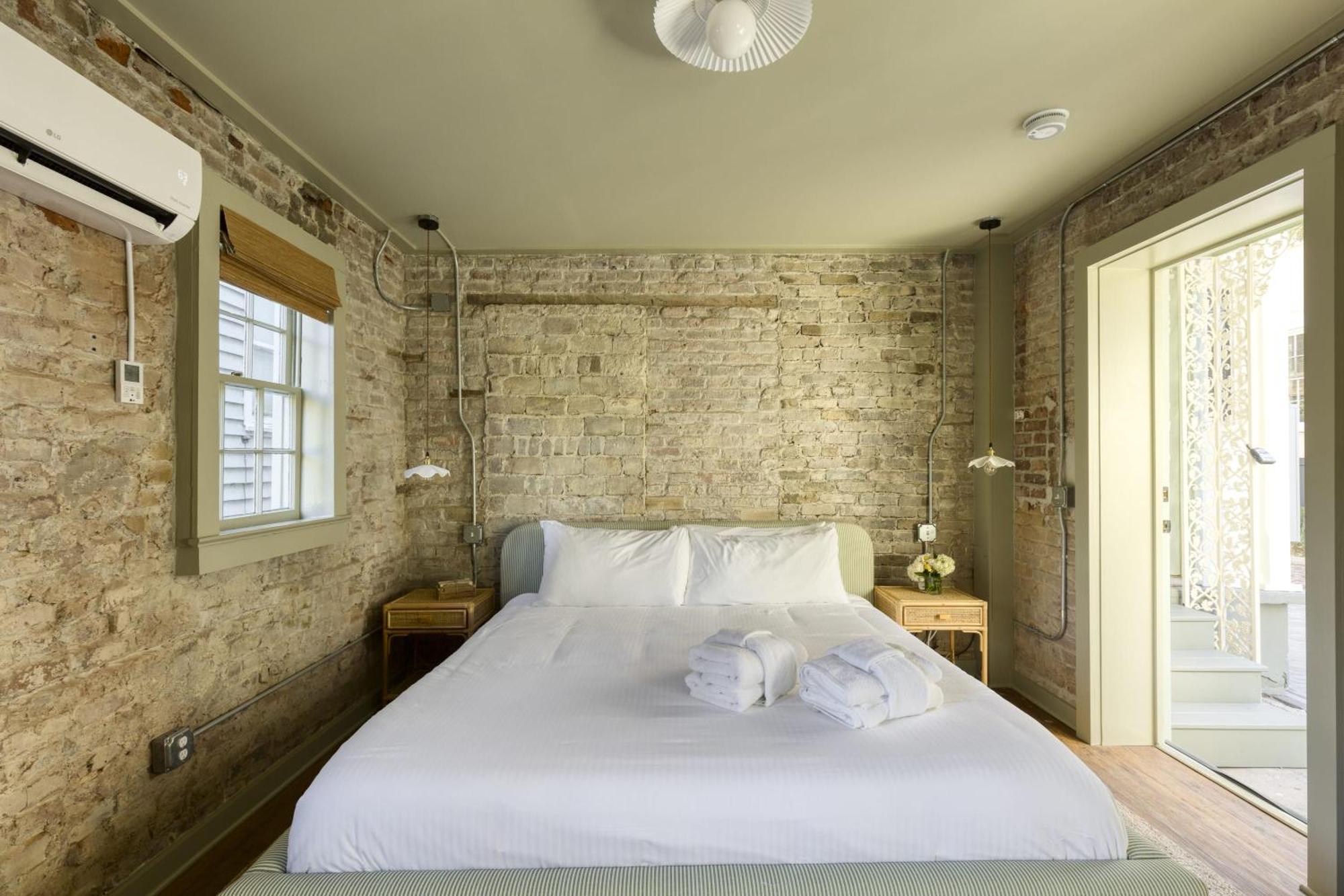 Historic King Suite- Walk To King * Charleston