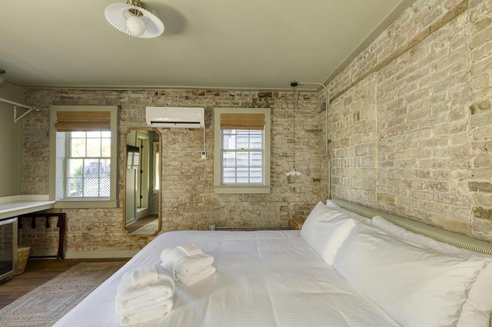 Bed & Breakfast Historic King Suite- Walk To King Charleston