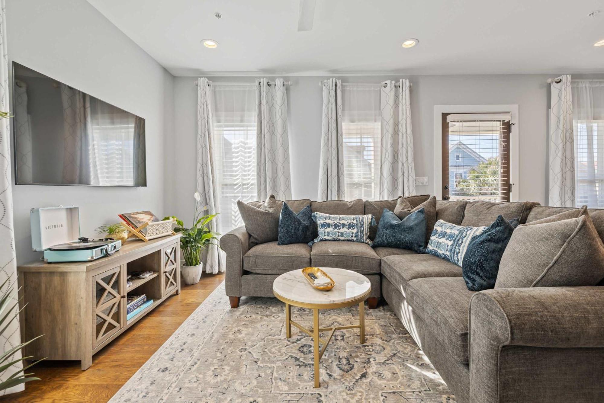 Private Balcony 2 Living 2 Blocks To King Holiday home *