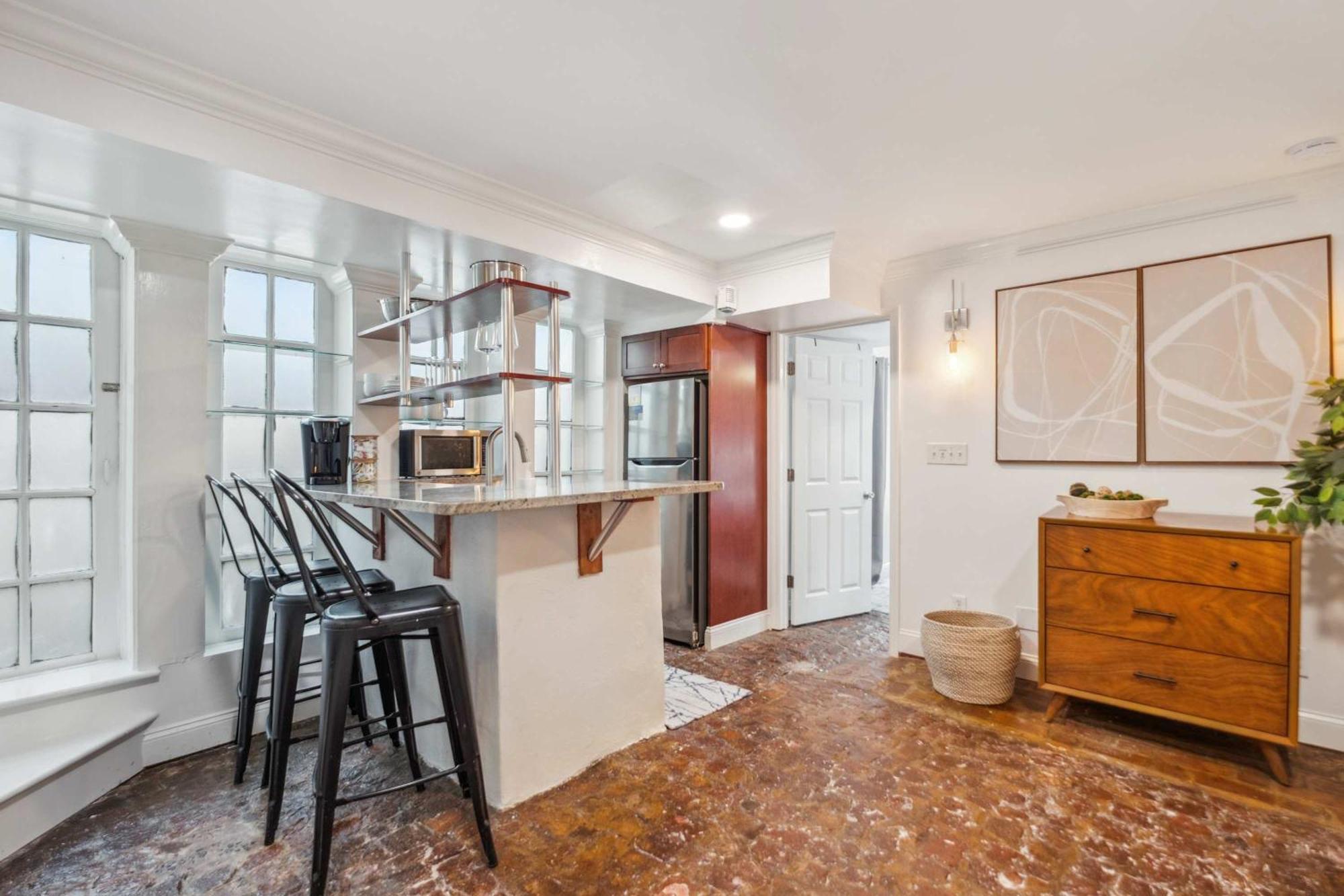 Apartment Unique & Charming 1 Bedroom One Block To King St