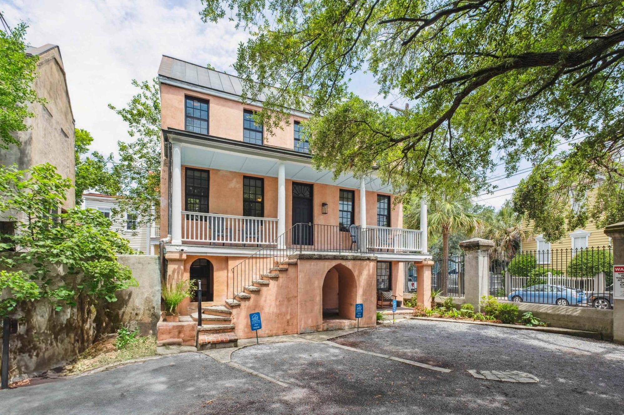 Apartment Unique & Charming 1 Bedroom One Block To King St *