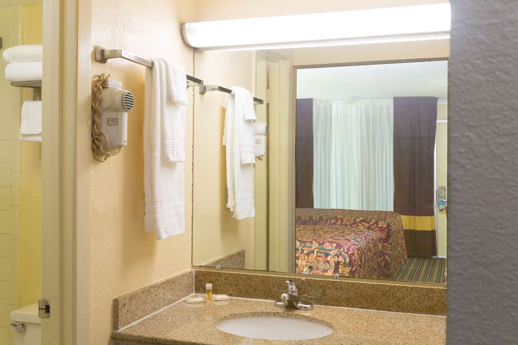 Days By Wyndham Mt Pleasant-charleston-patriots Point Hotel 2*
